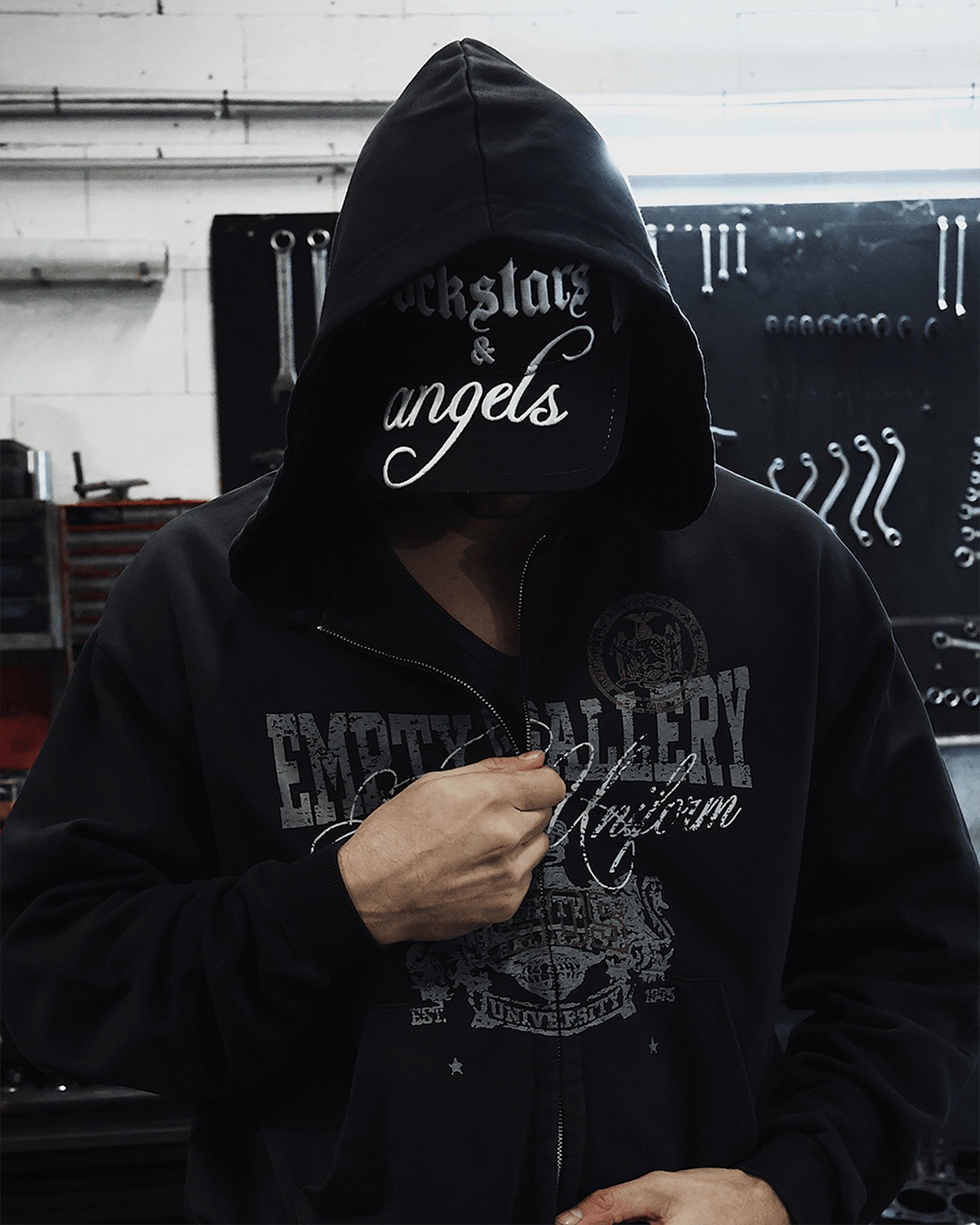 WASHED BLACK GRAPHIC ZIP-HOODIE